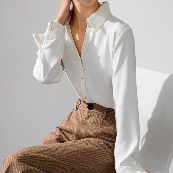 Brand new blouse with V neck - Picture 3 of 8